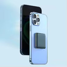 PowerMag 30K powerbank storleksjämförelse med iPhone visar kompakt design