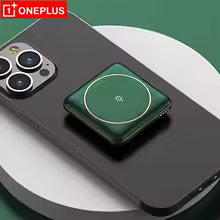 PowerMag 30K grön powerbank magnetiskt fäst på iPhone baksida