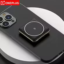 PowerMag 30K svart powerbank magnetiskt fäst på iPhone baksida